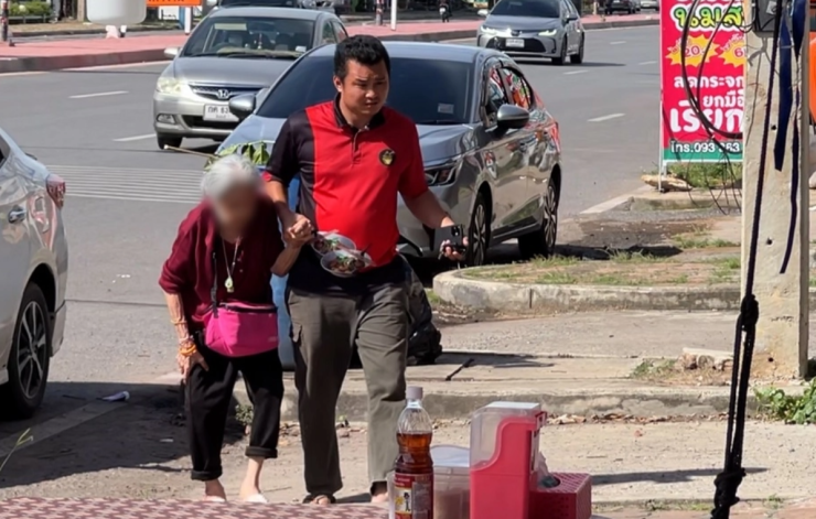 หนุ่มใจบุญช่วยพาคุณยายวัย 76 ปี ถูกทิ้งข้างทางไปหาลูก แต่สุดท้ายถูกปฏิเสธ - fahbvip