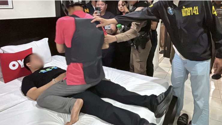 คุมตัวจีนอำมหิต ทำแผนฆาตกรรมสาวสอง พ่อสุดทนคว้าขวดฟาดหน้าคนร้าย - fahbvip