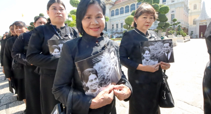ราชสกุล-คณะบุคคล-พสกนิกร หลั่งไหลถวายสักการะพระบรมศพ พระพันปีหลวง - fahbvip