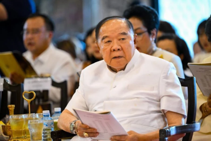บิ๊กป้อม พลัดตกบันไดวัดโพธิ์ หลังร่วมพิธีเจริญพระพุทธมนต์ - fahbvip